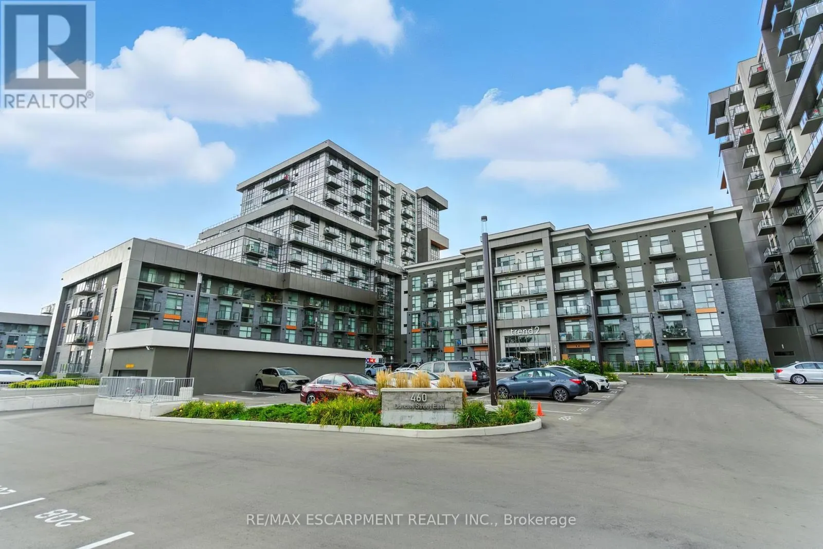 313 - 460 DUNDAS STREET E