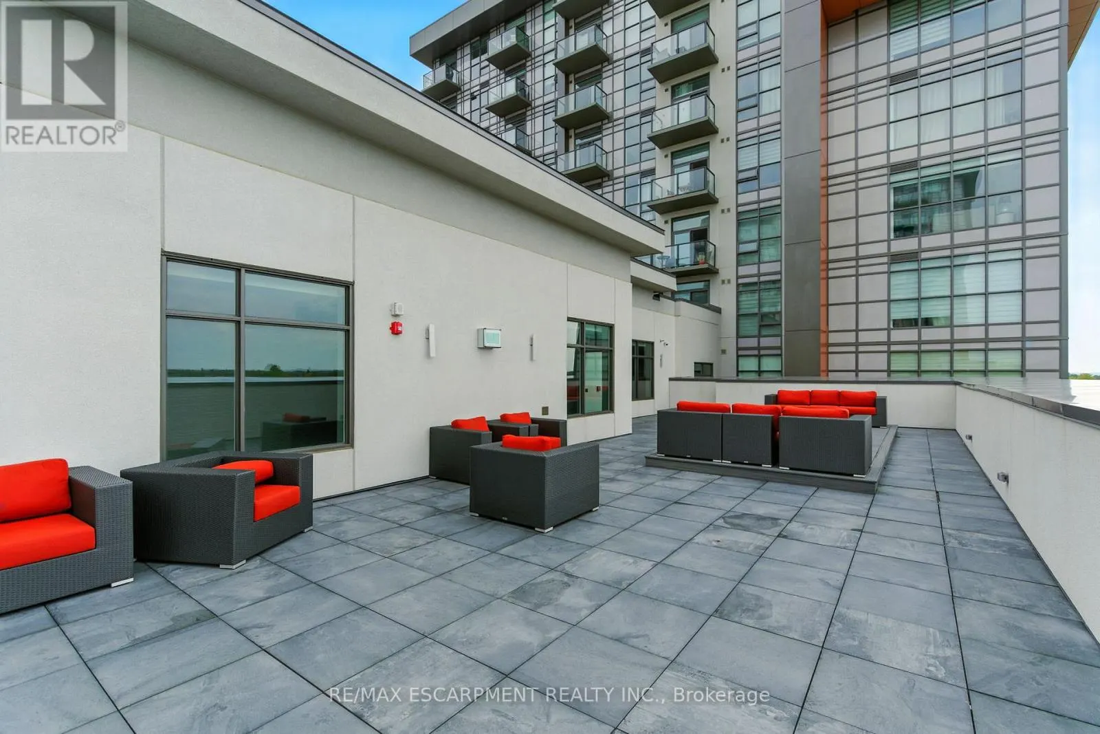 313 - 460 DUNDAS STREET E