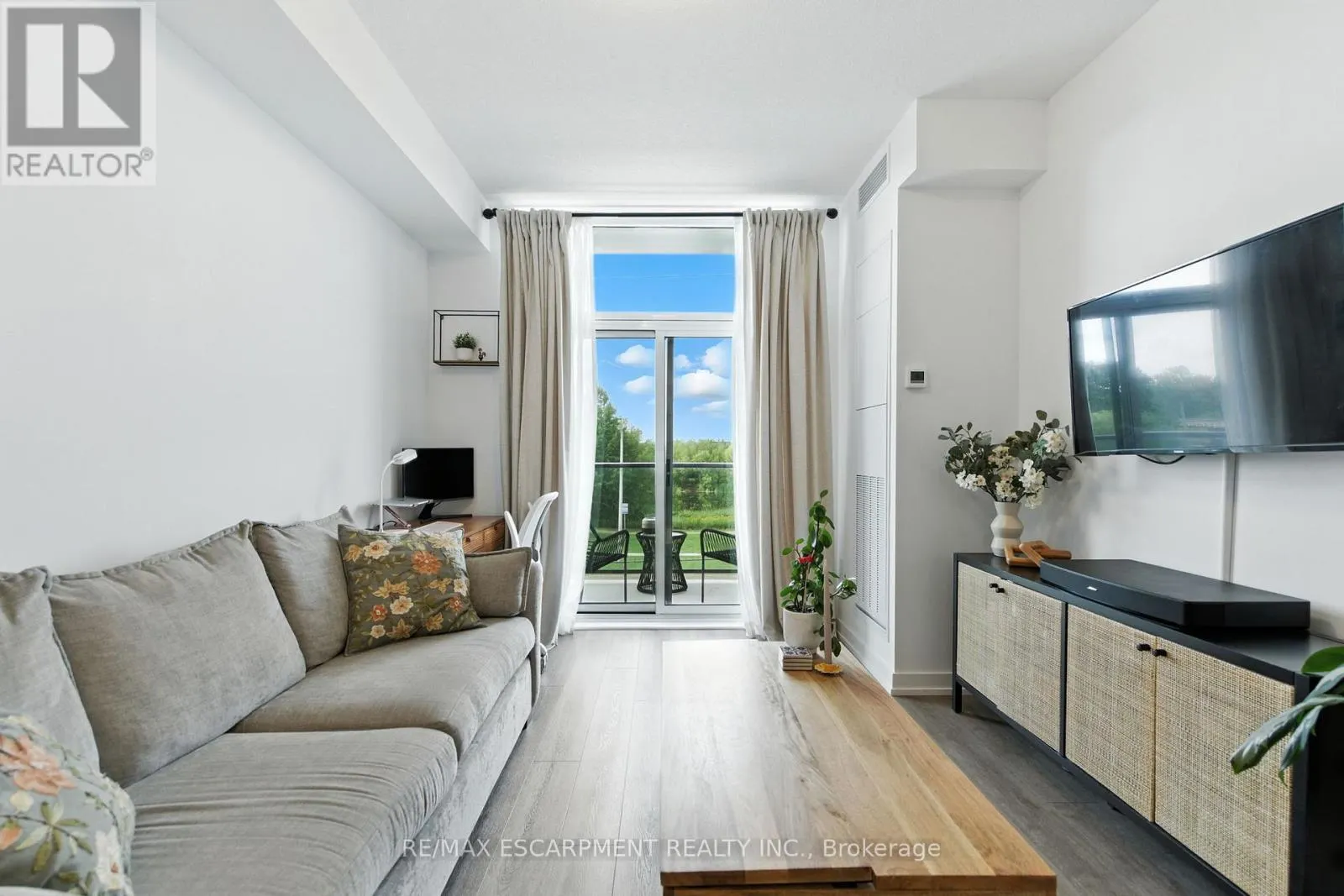 313 - 460 DUNDAS STREET E