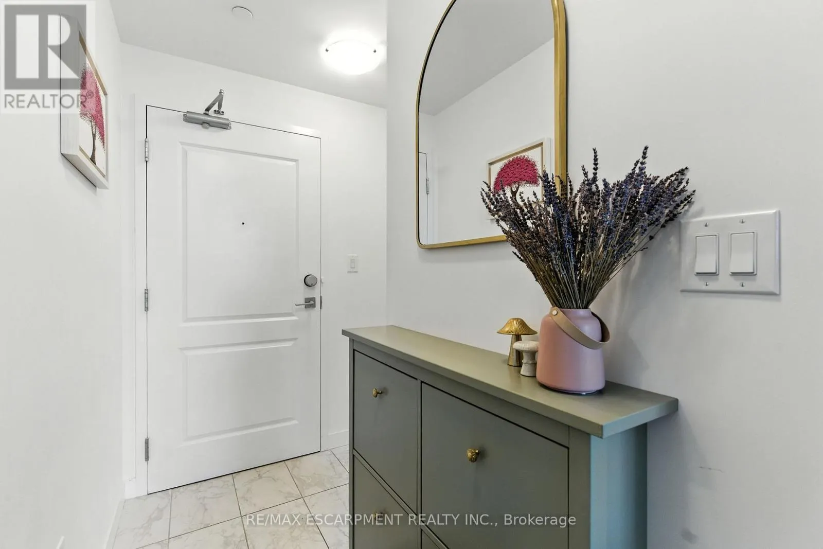 313 - 460 DUNDAS STREET E
