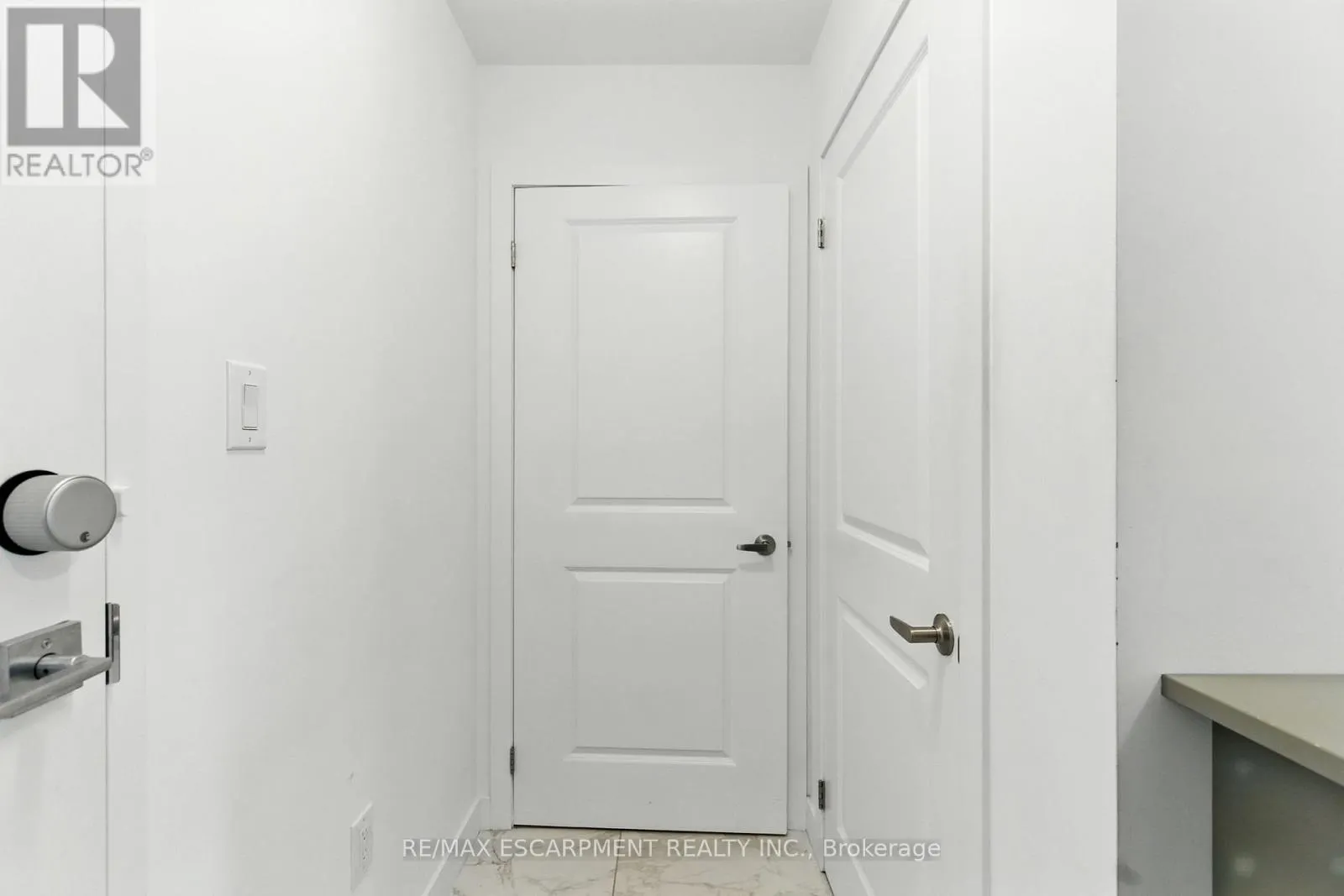 313 - 460 DUNDAS STREET E