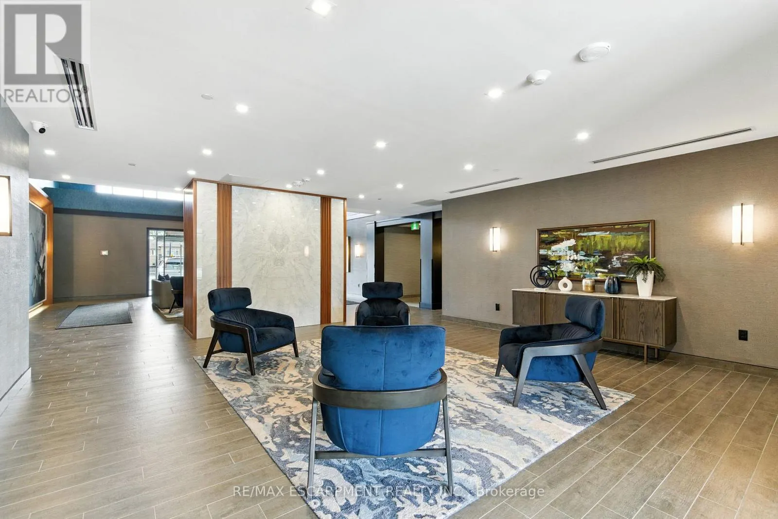 313 - 460 DUNDAS STREET E