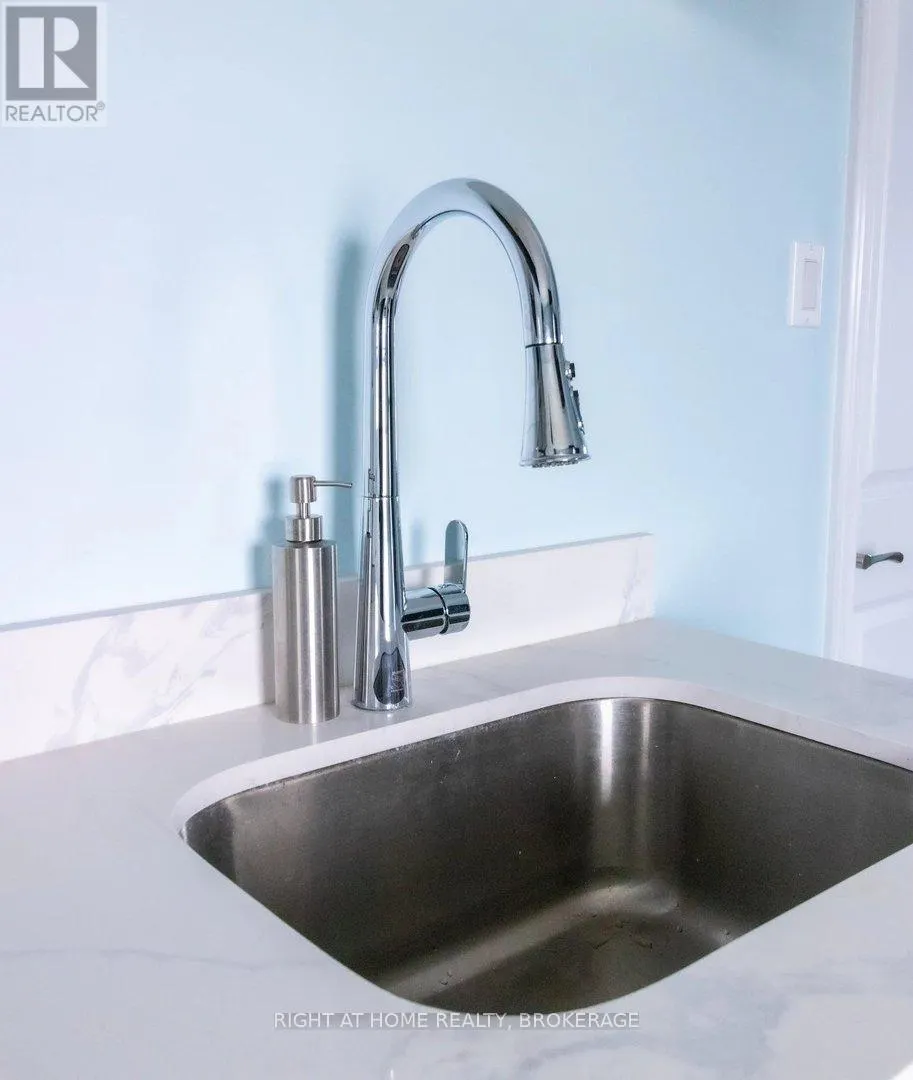 UPPER - 60 ROSS STREET, #UPPER