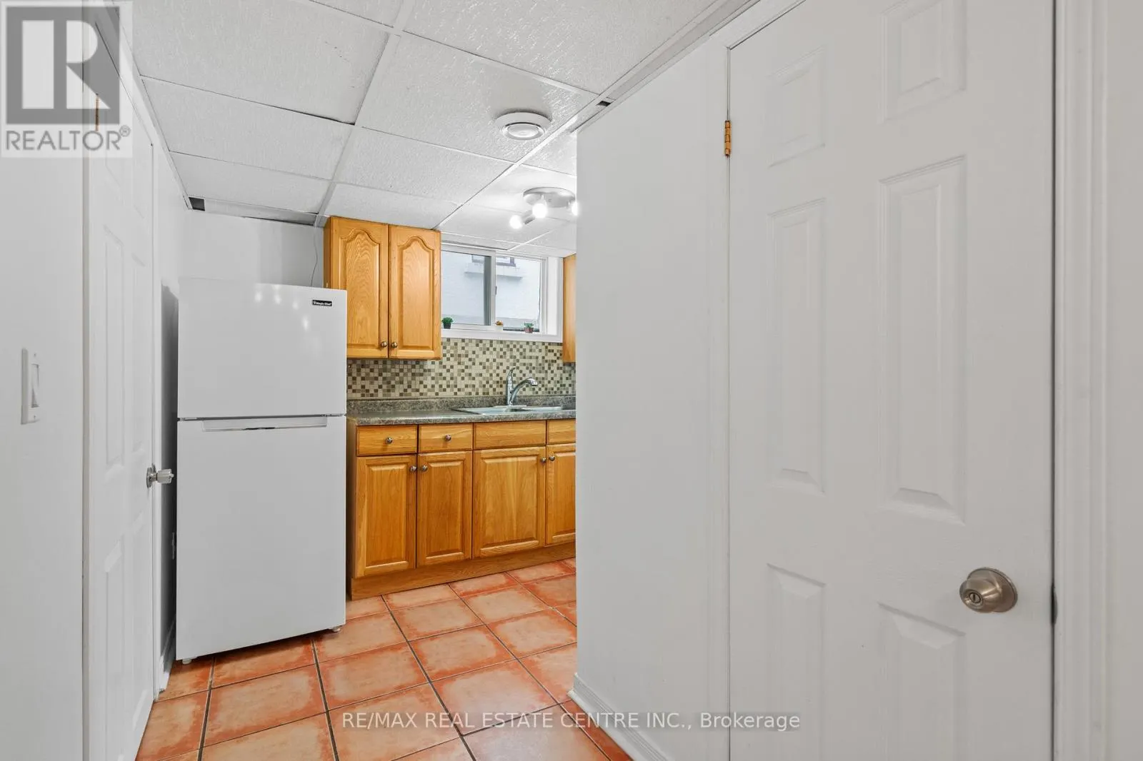 BASEMENT - 298 WALLACE AVENUE
