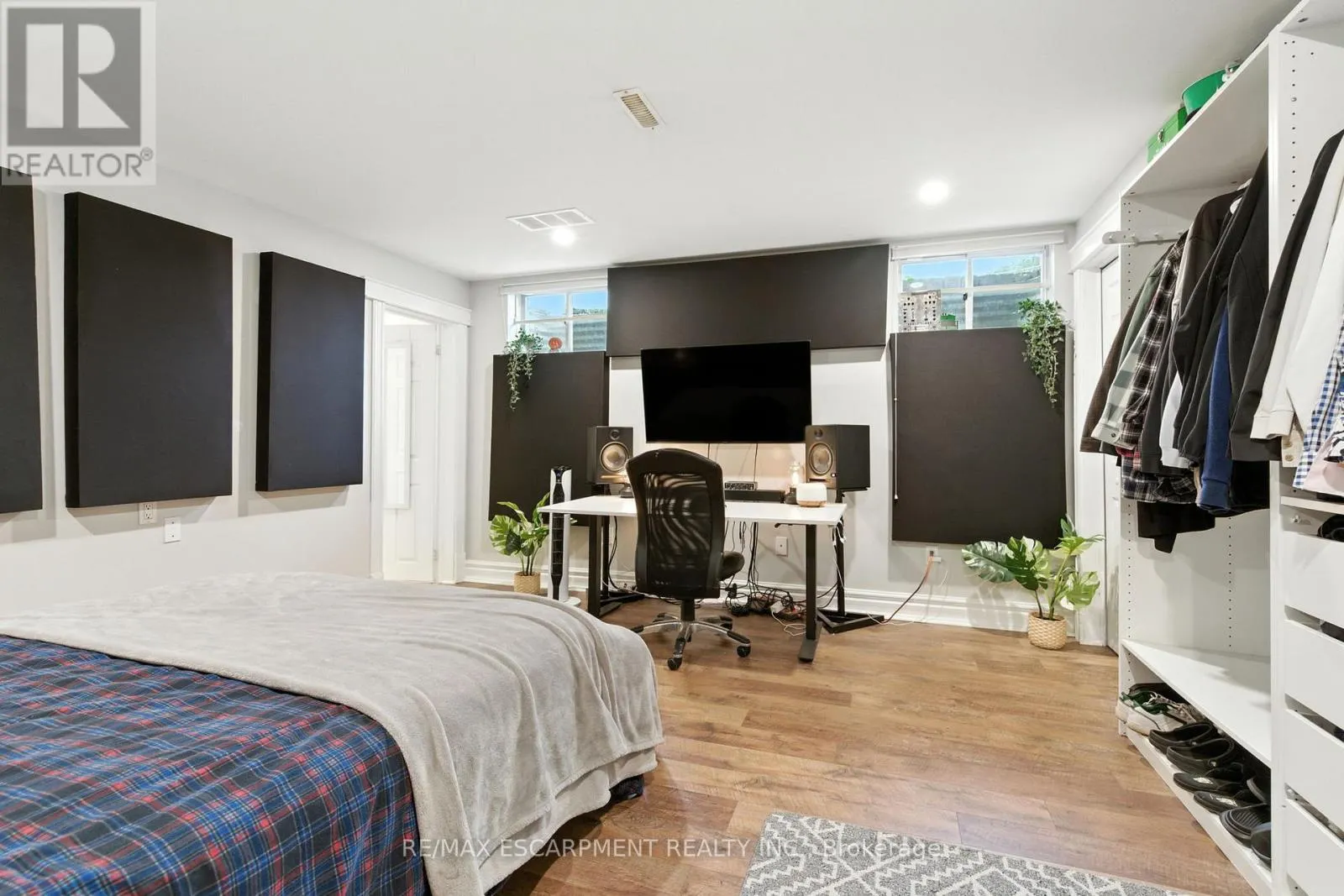 24 MEANDER CLOSE