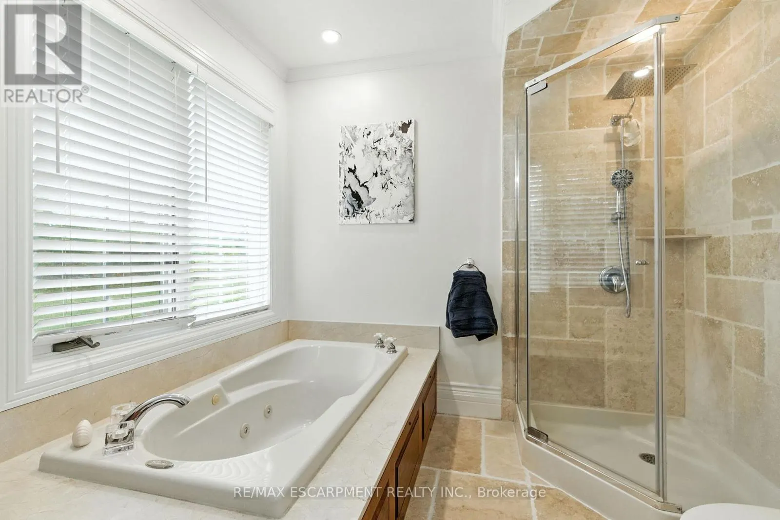 24 MEANDER CLOSE