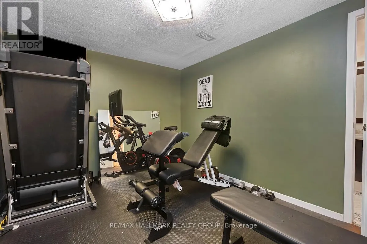 20 HILLTOP CRESCENT S