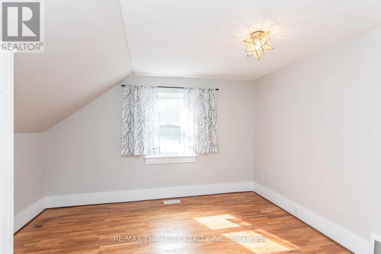346 WELLINGTON STREET