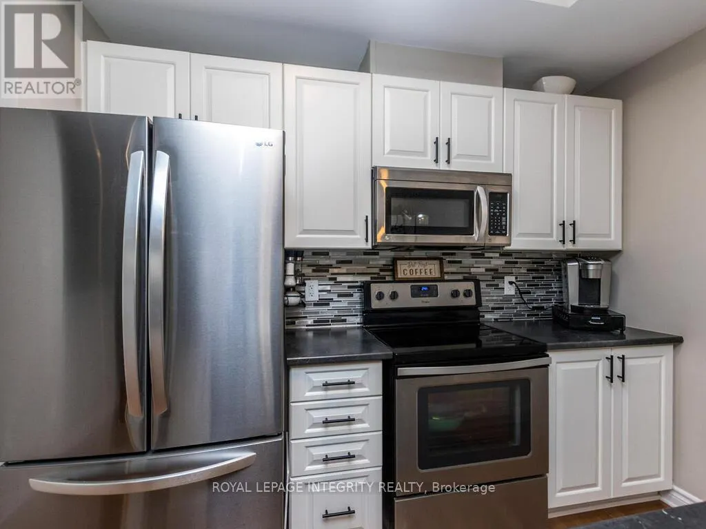 20 FALLENGALE CRESCENT W