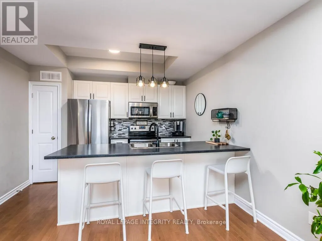 20 FALLENGALE CRESCENT W