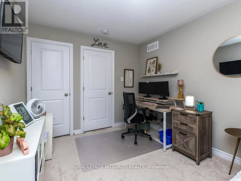 20 FALLENGALE CRESCENT W