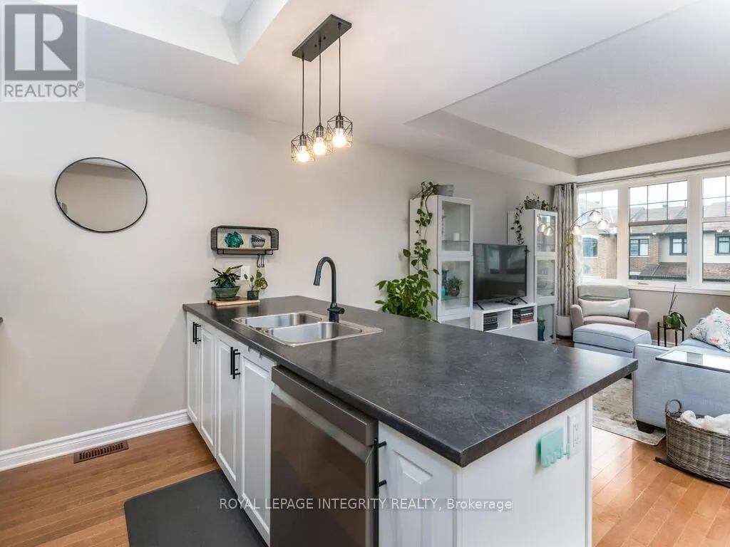 20 FALLENGALE CRESCENT W