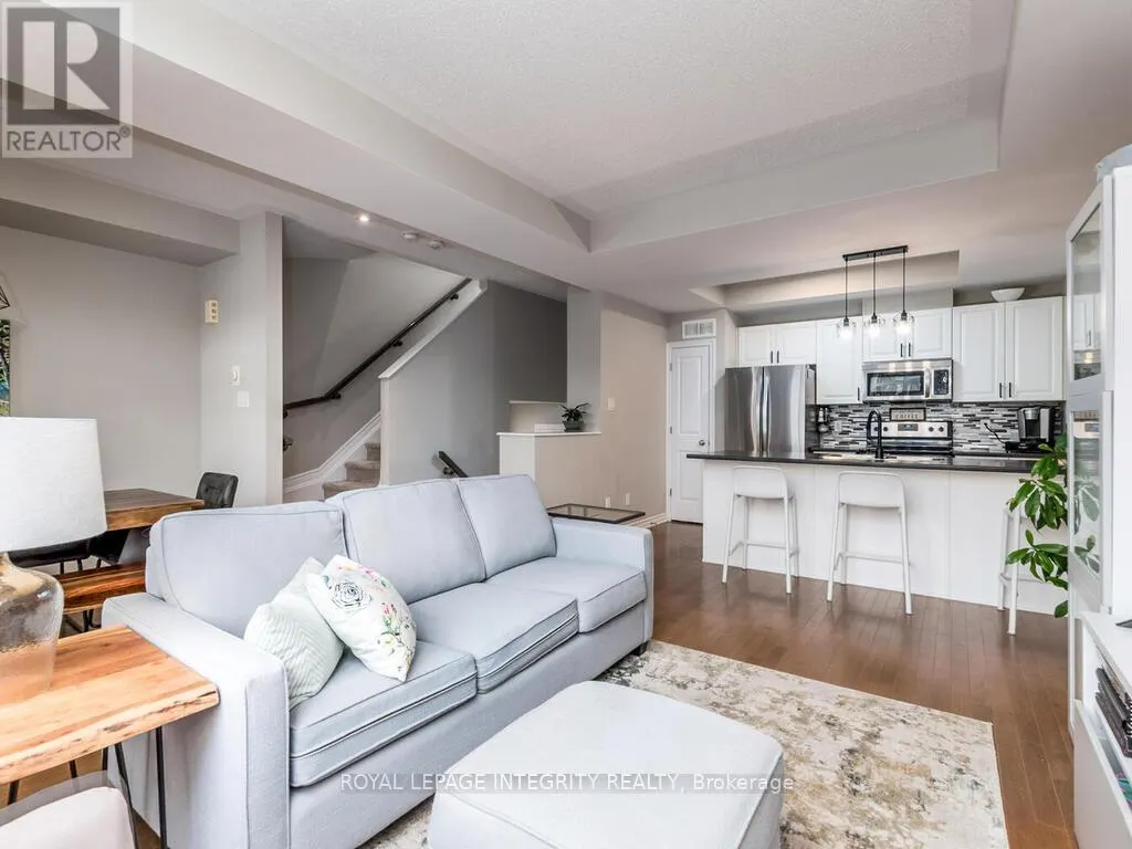 20 FALLENGALE CRESCENT W