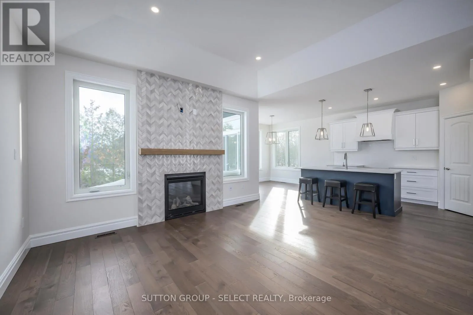 7 SPRUCE CRESCENT