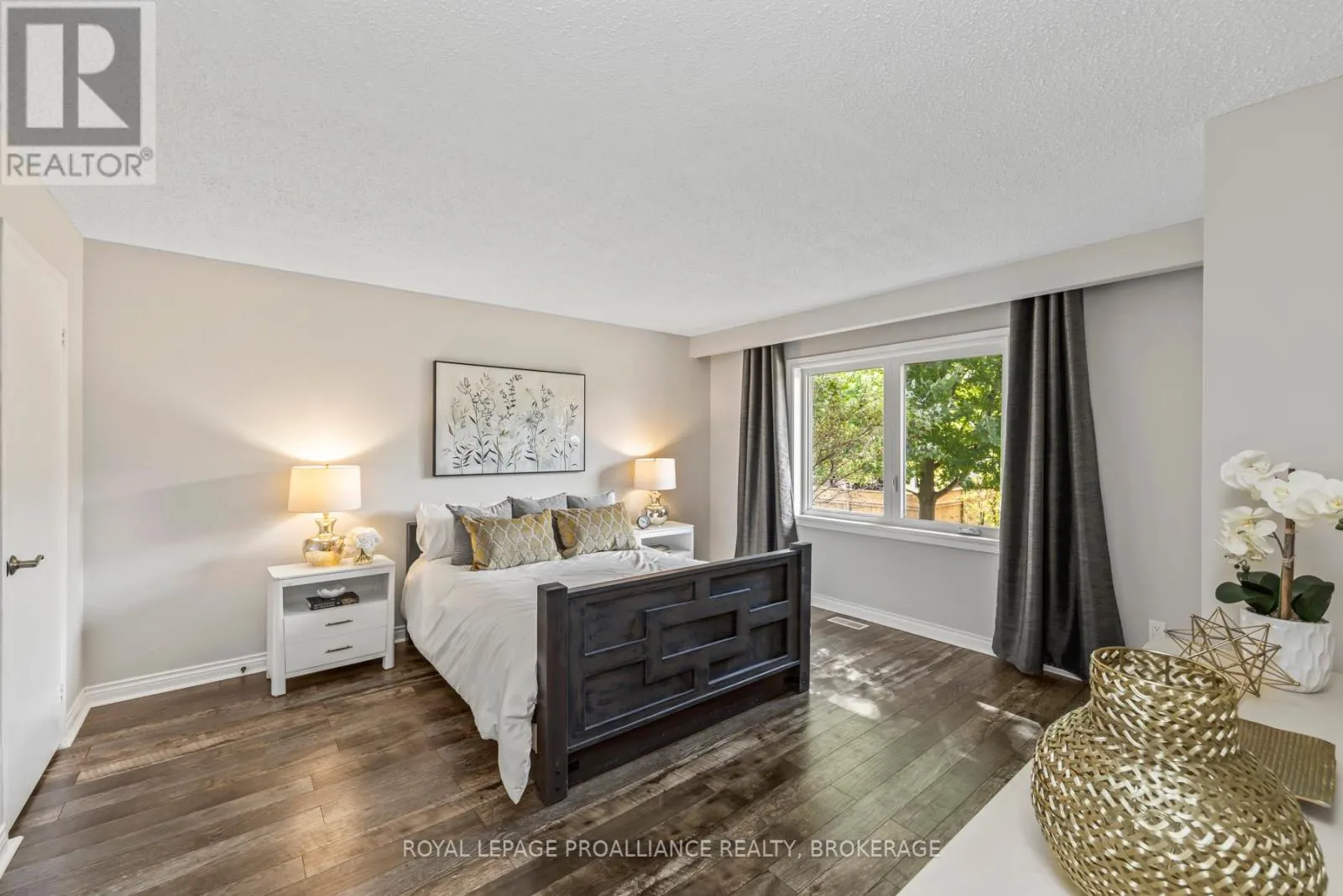 984 AMBLESIDE CRESCENT