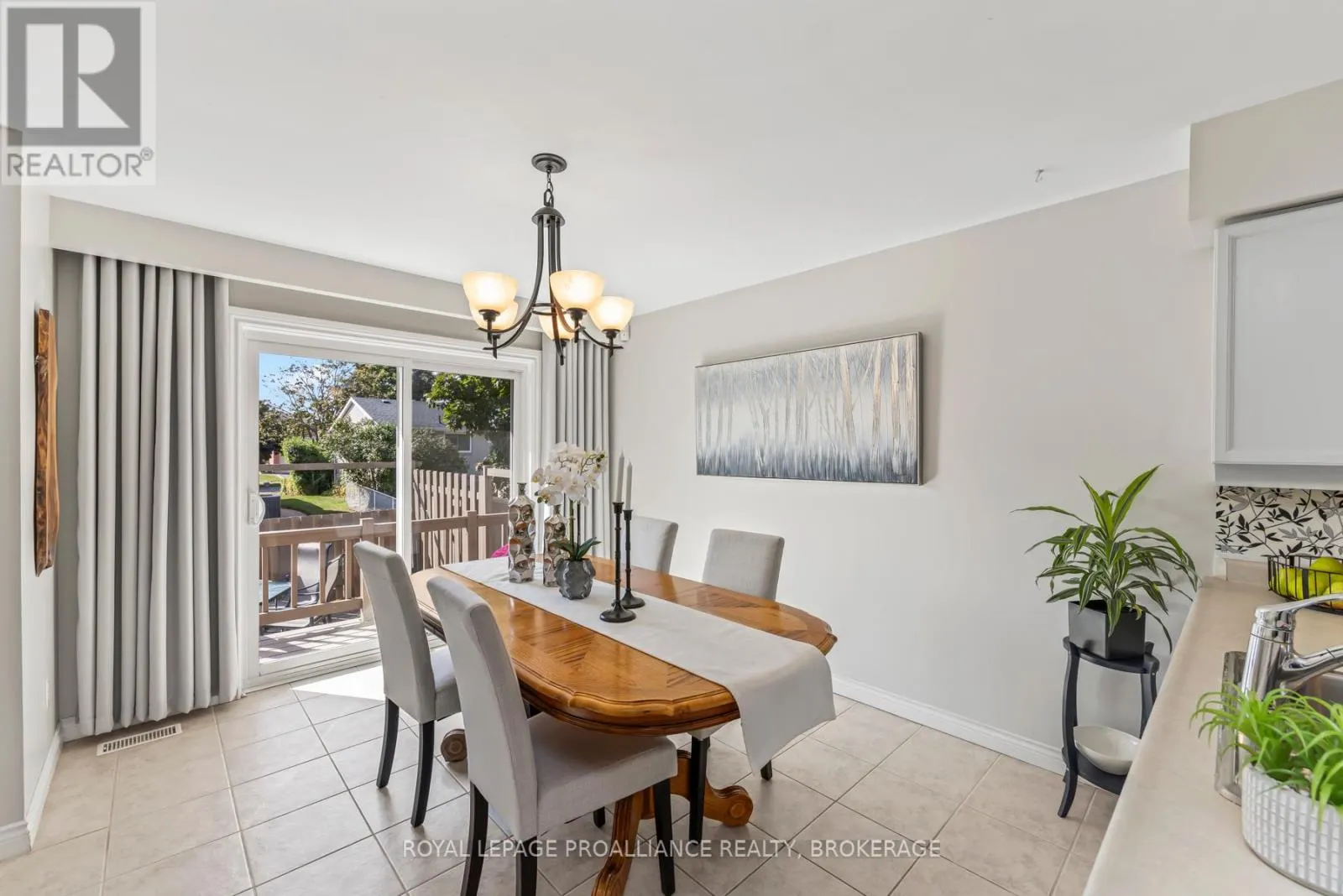984 AMBLESIDE CRESCENT