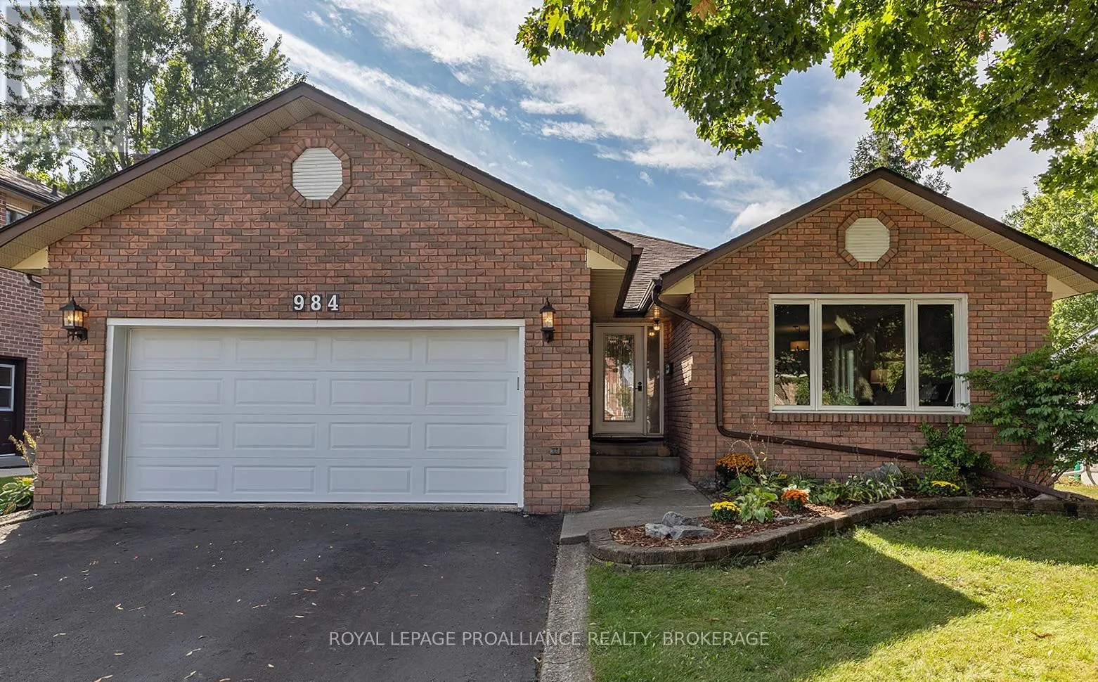 984 AMBLESIDE CRESCENT