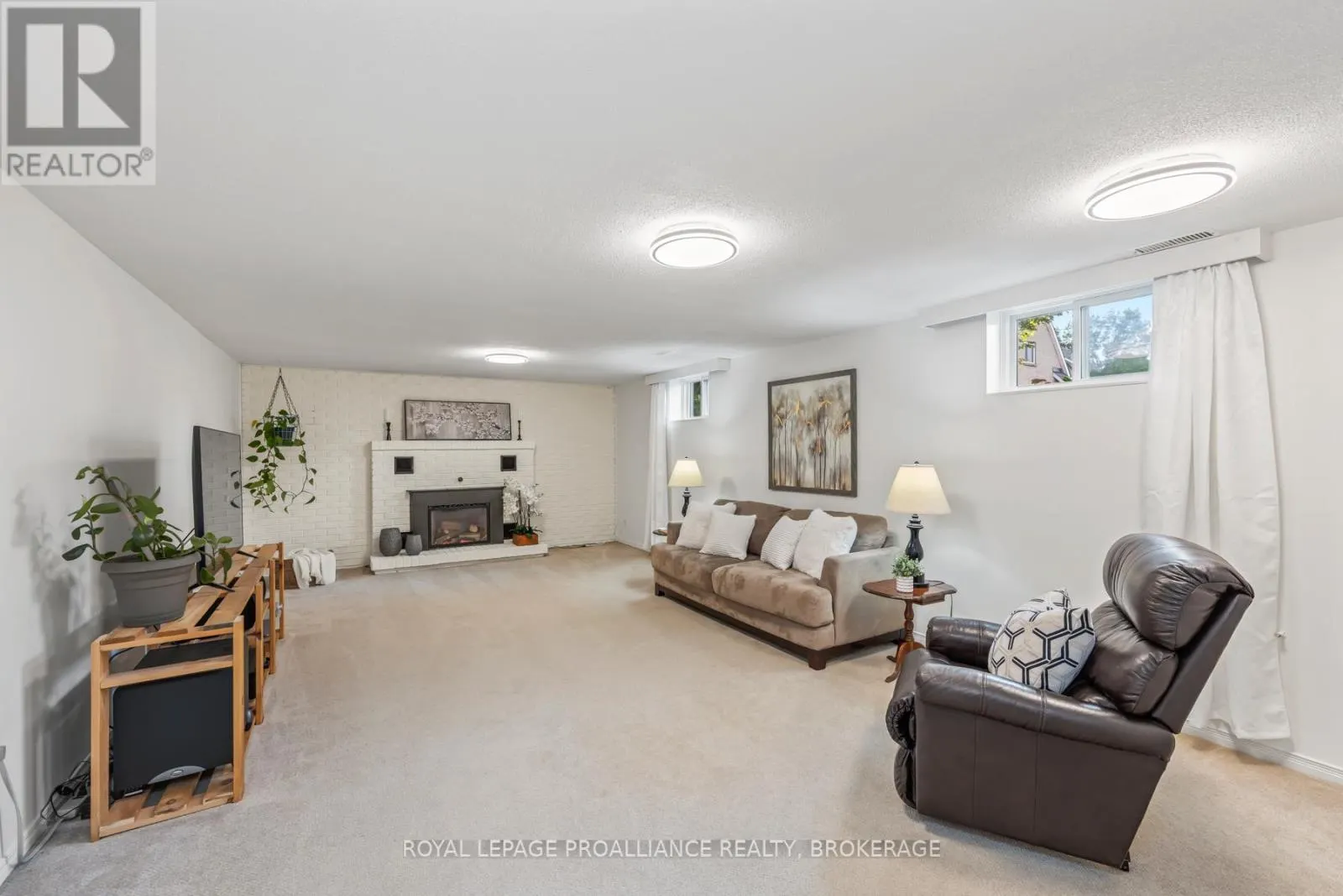 984 AMBLESIDE CRESCENT
