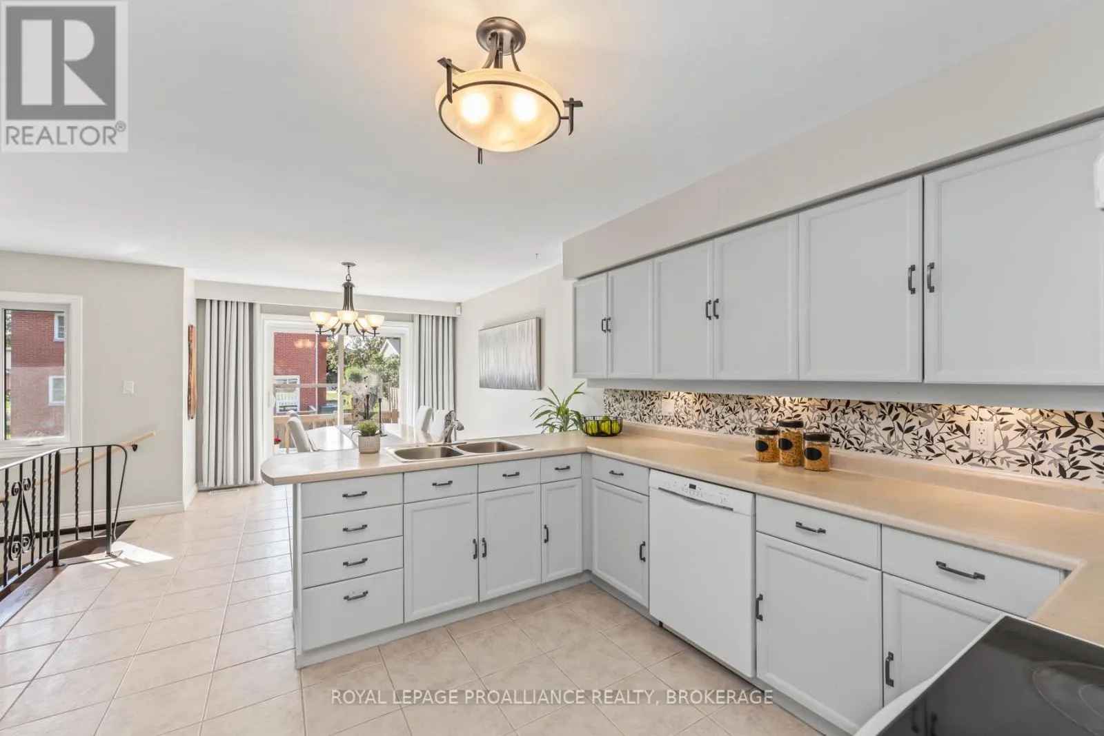 984 AMBLESIDE CRESCENT