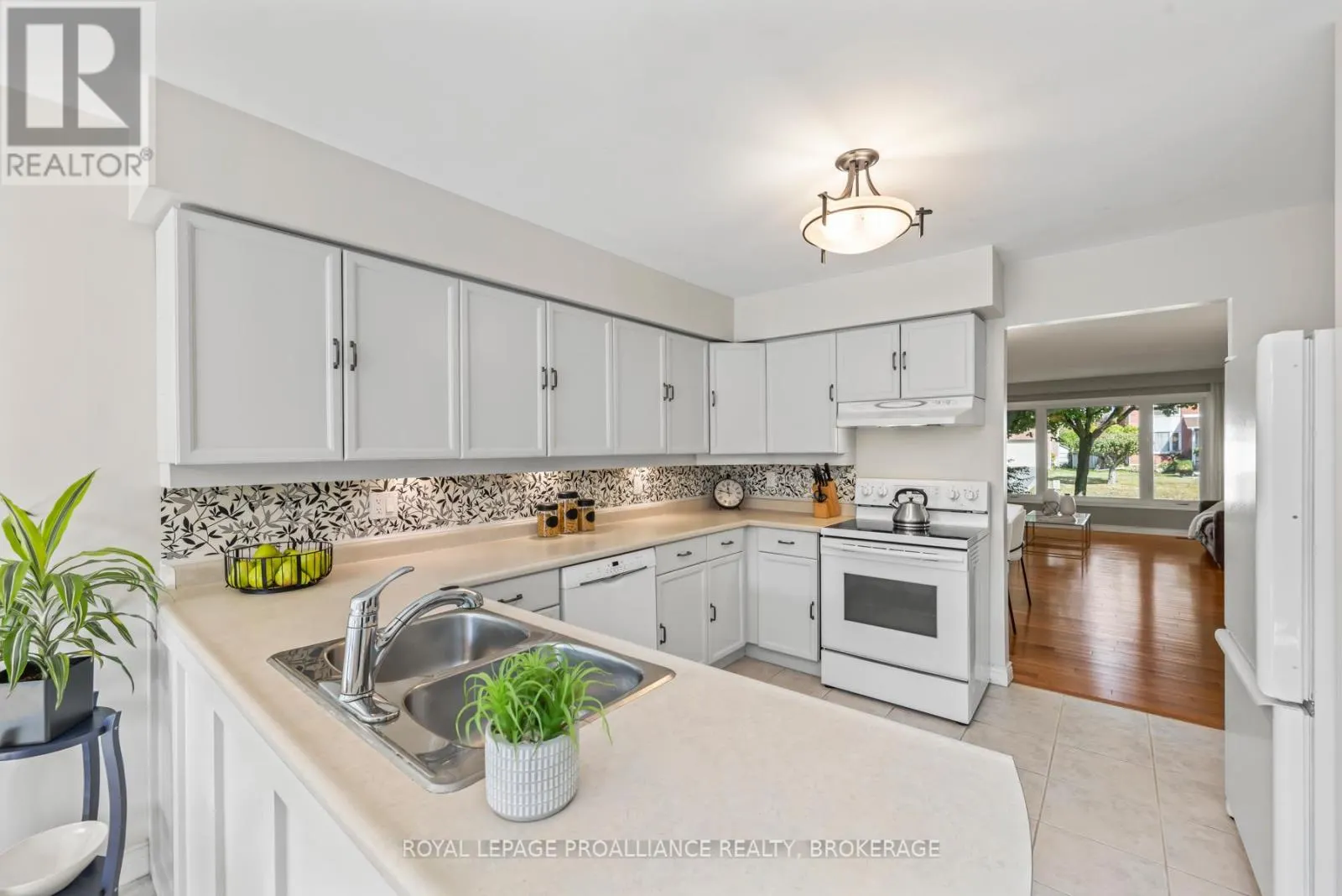 984 AMBLESIDE CRESCENT