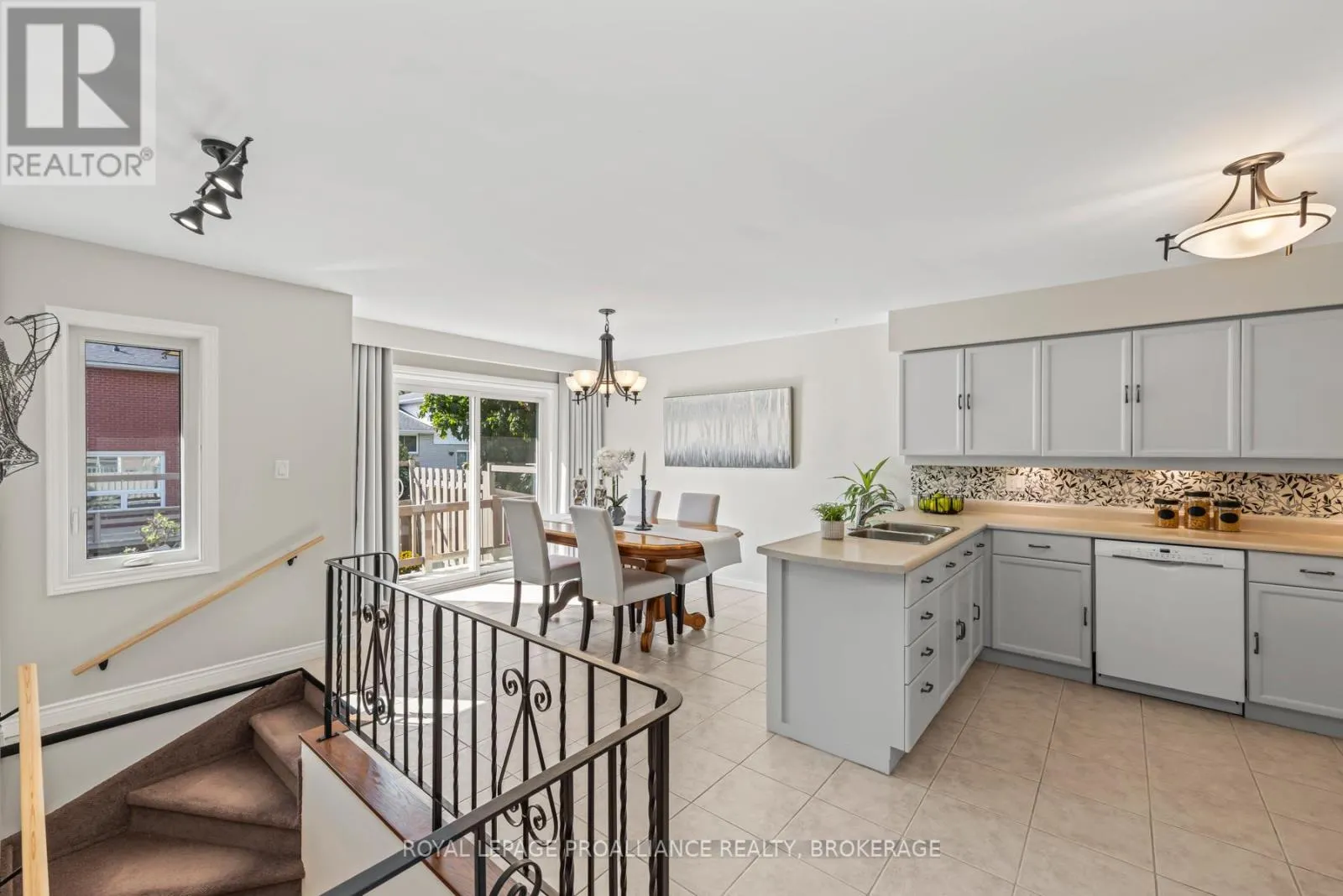 984 AMBLESIDE CRESCENT