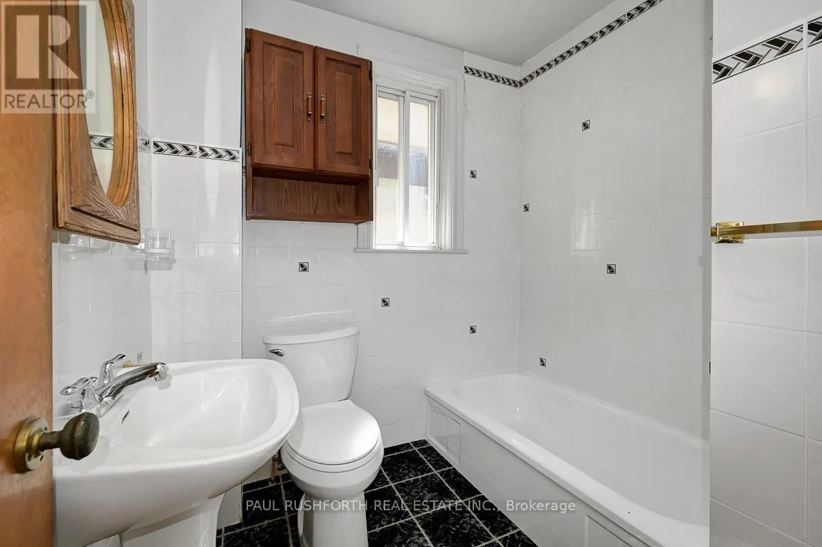 36 CHAMPAGNE AVENUE S