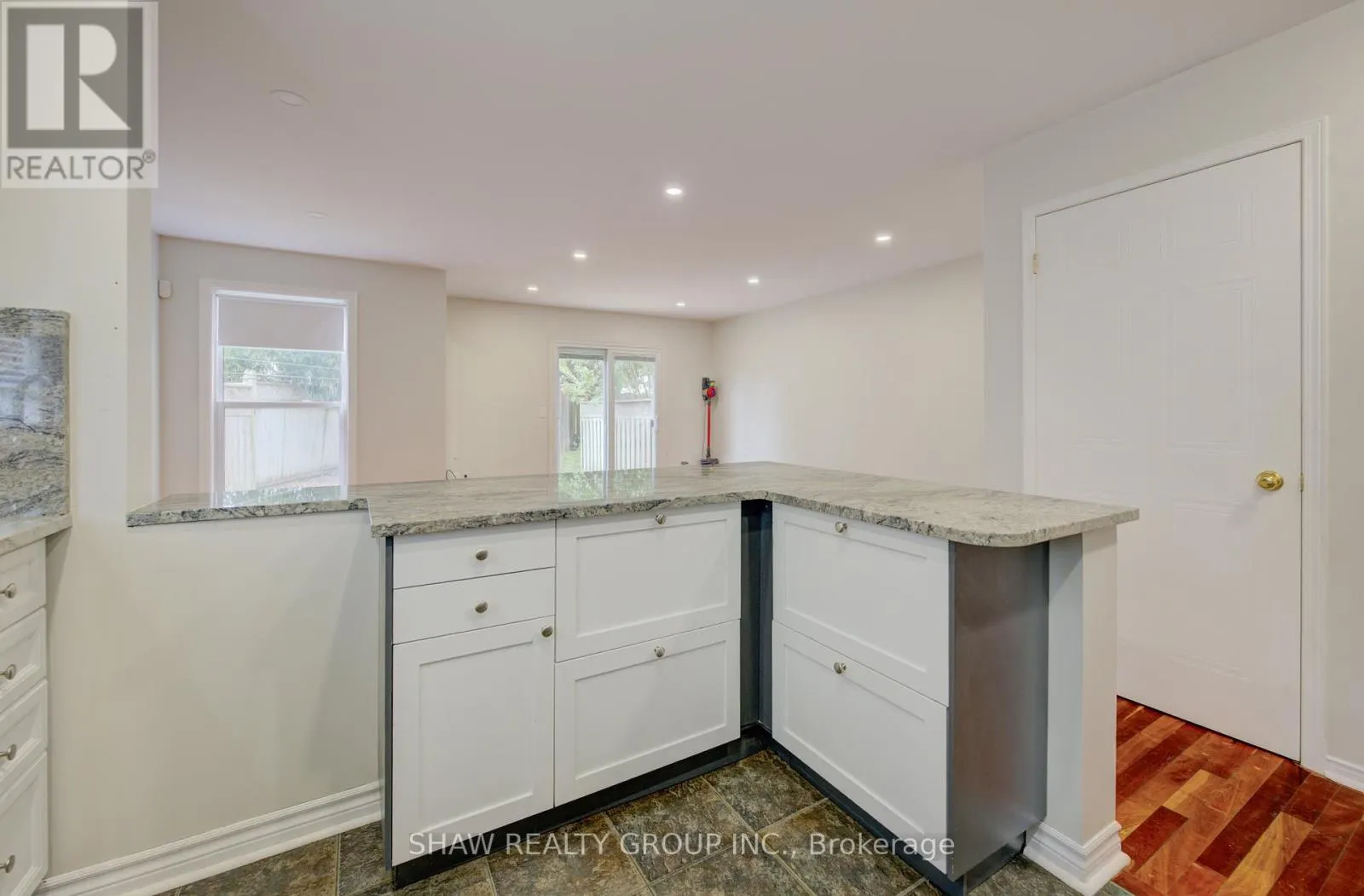4 KING WILLIAM COURT