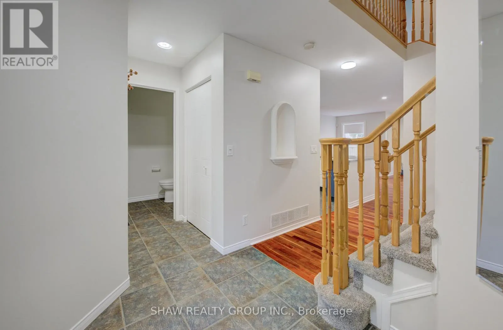 4 KING WILLIAM COURT