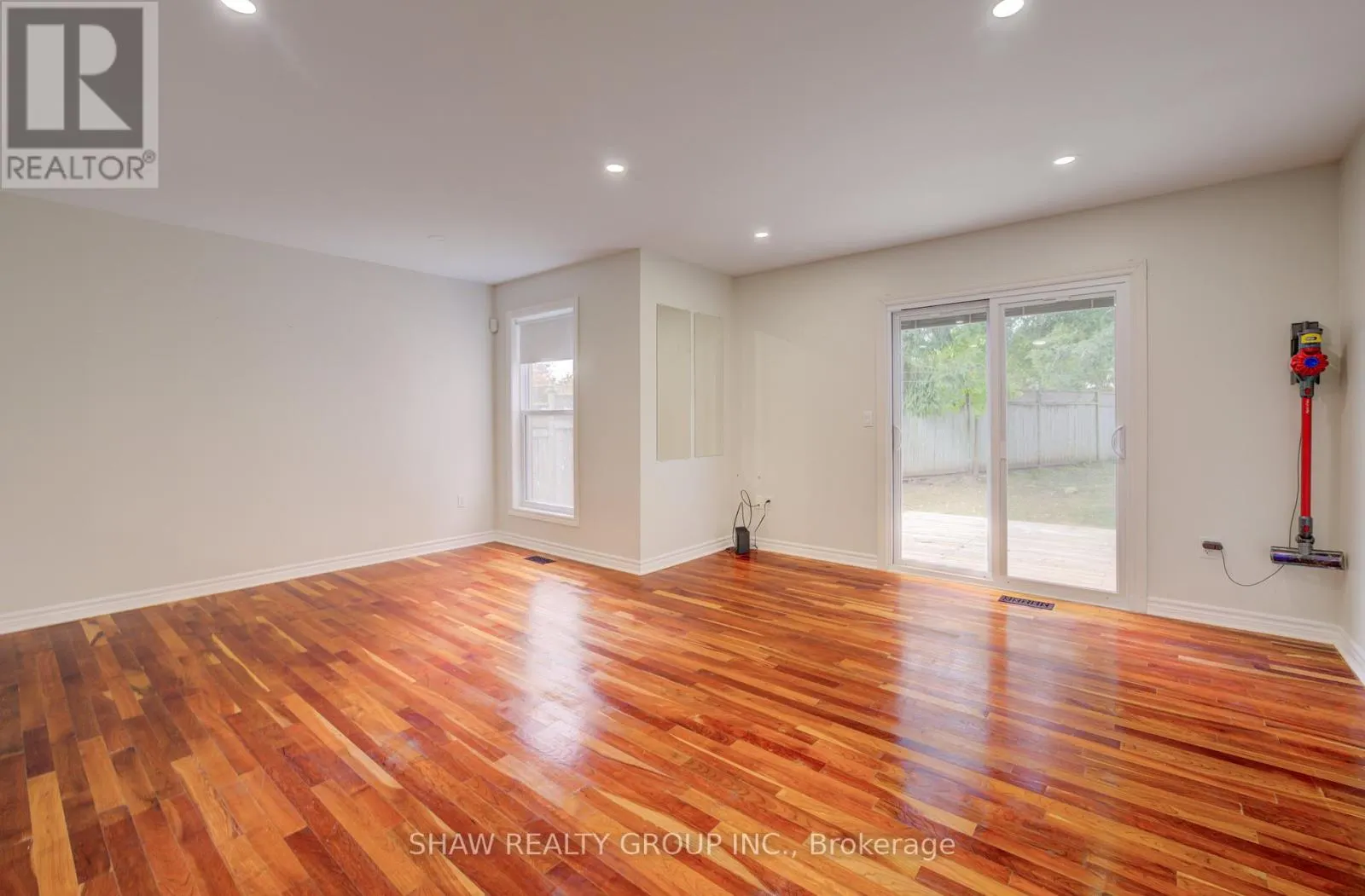 4 KING WILLIAM COURT