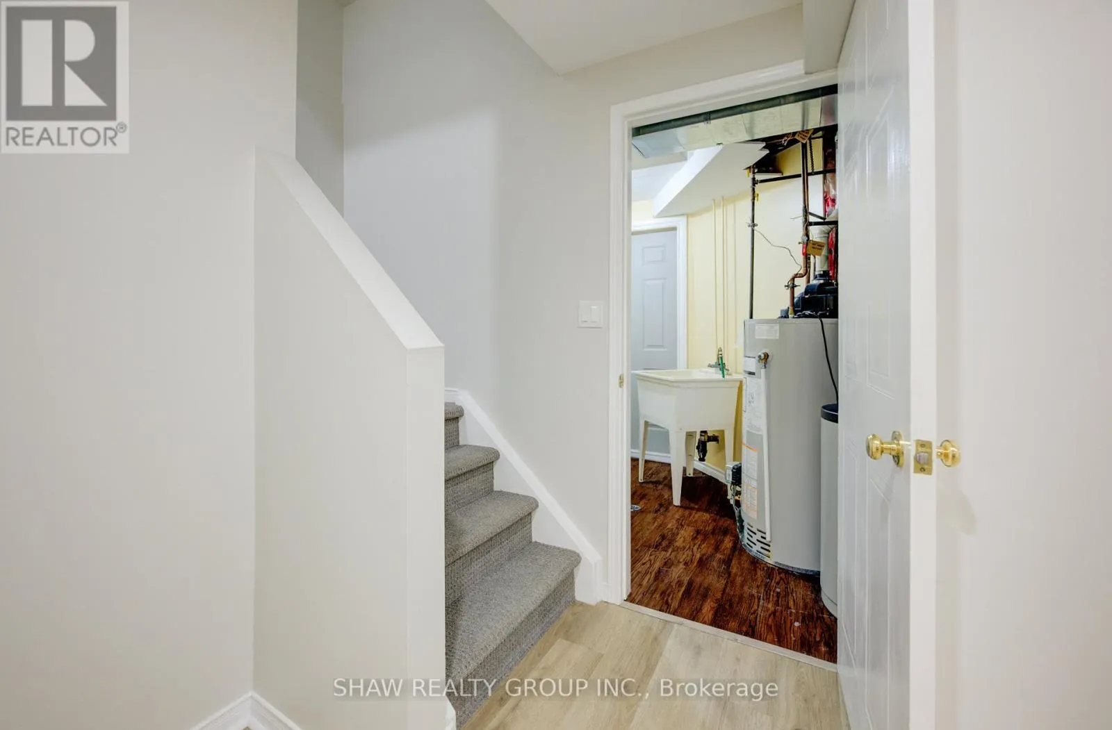 4 KING WILLIAM COURT