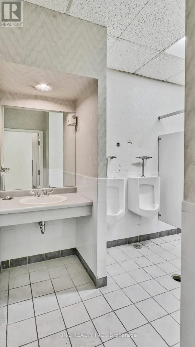 109-110 - 379 DUNDAS STREET