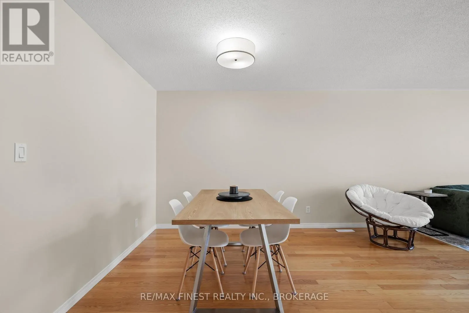 1032 REDWOOD CRESCENT