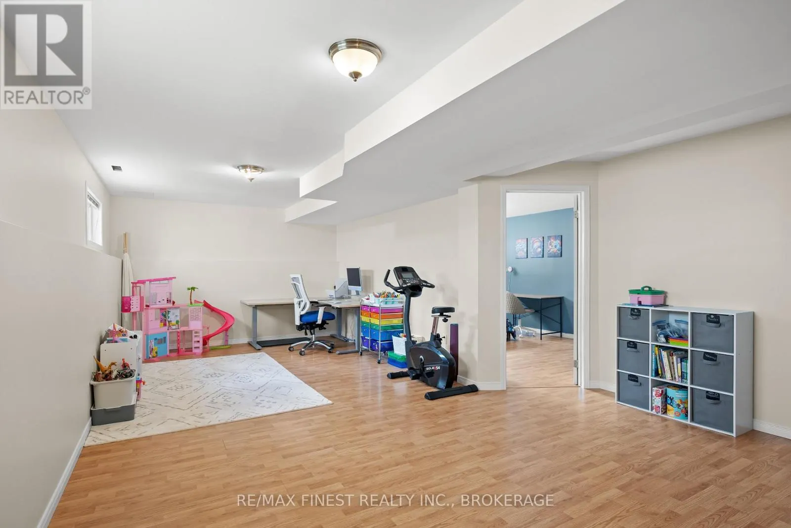 1032 REDWOOD CRESCENT