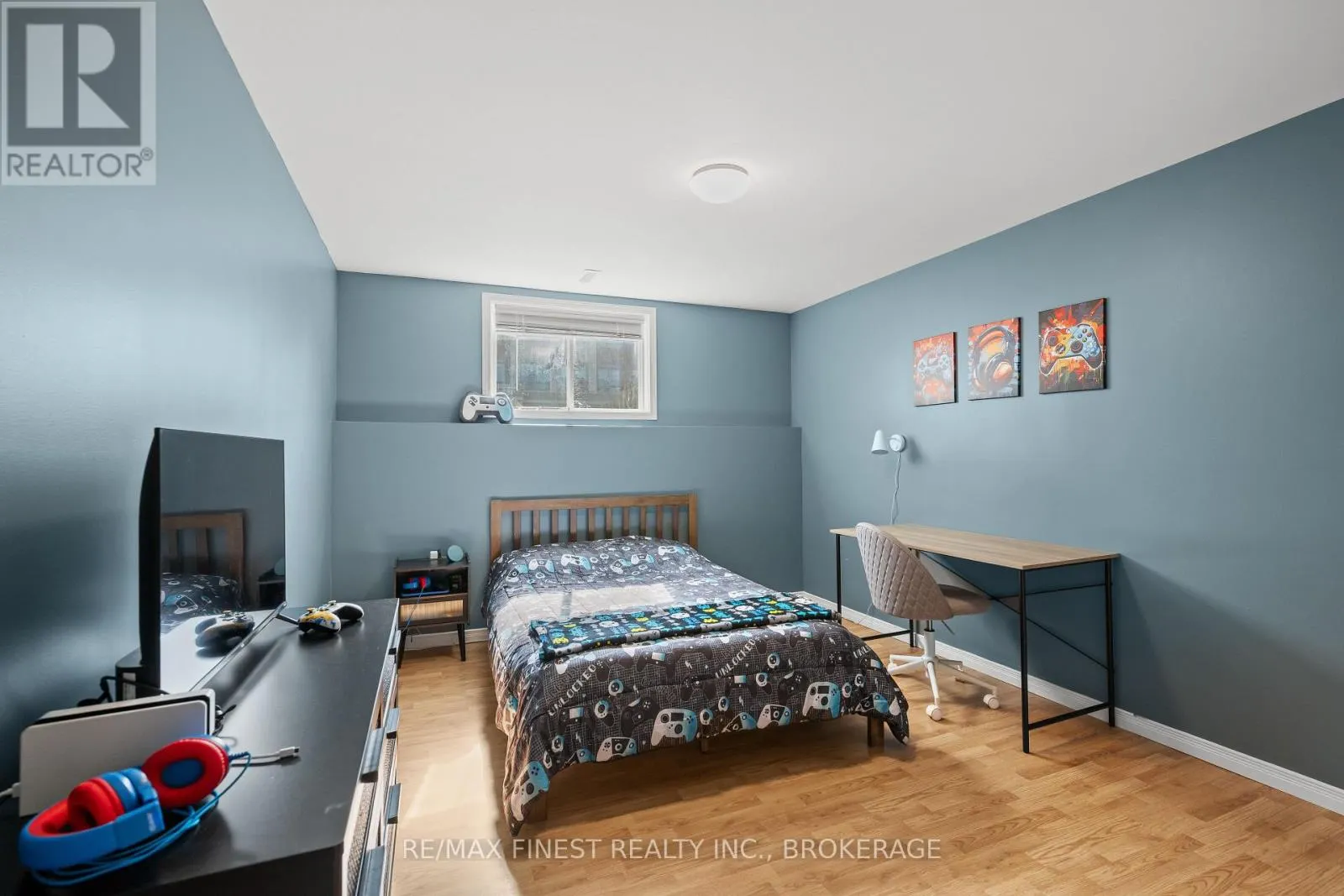 1032 REDWOOD CRESCENT