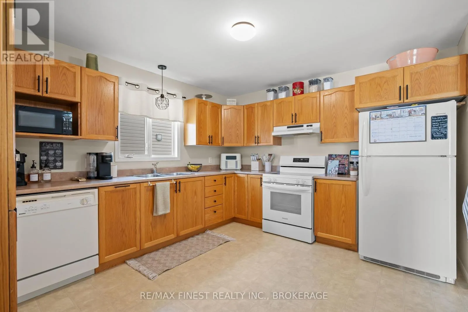 1032 REDWOOD CRESCENT