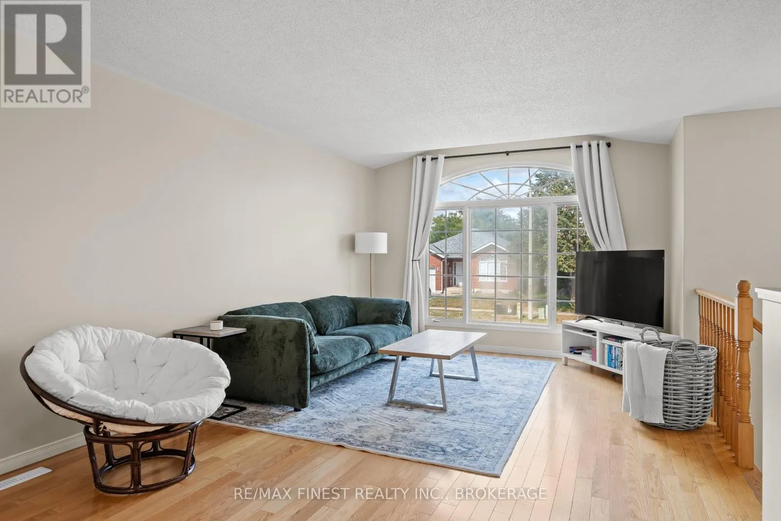 1032 REDWOOD CRESCENT