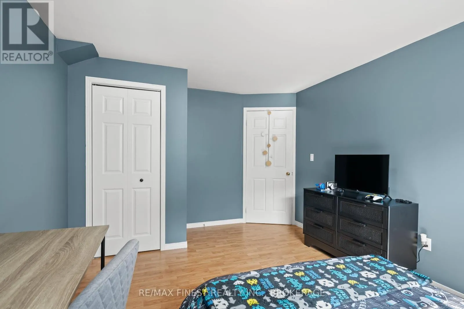 1032 REDWOOD CRESCENT