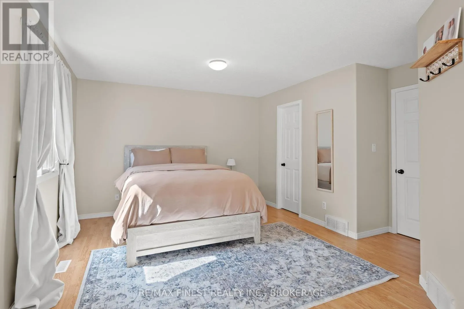 1032 REDWOOD CRESCENT