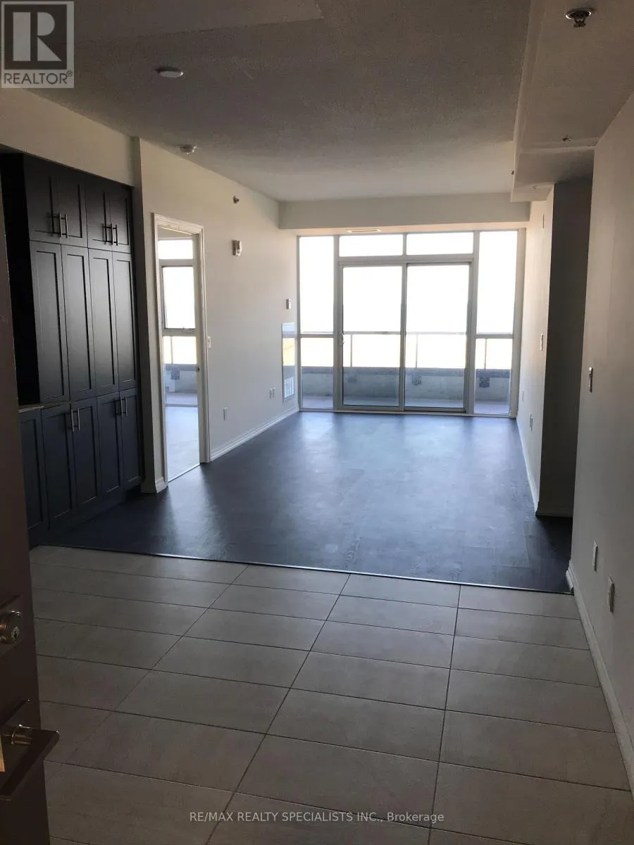 806 - 560 NORTH SERVICE ROAD