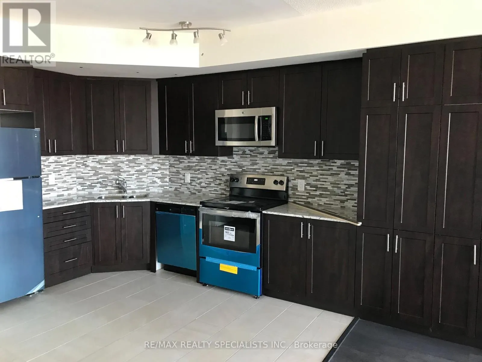 806 - 560 NORTH SERVICE ROAD