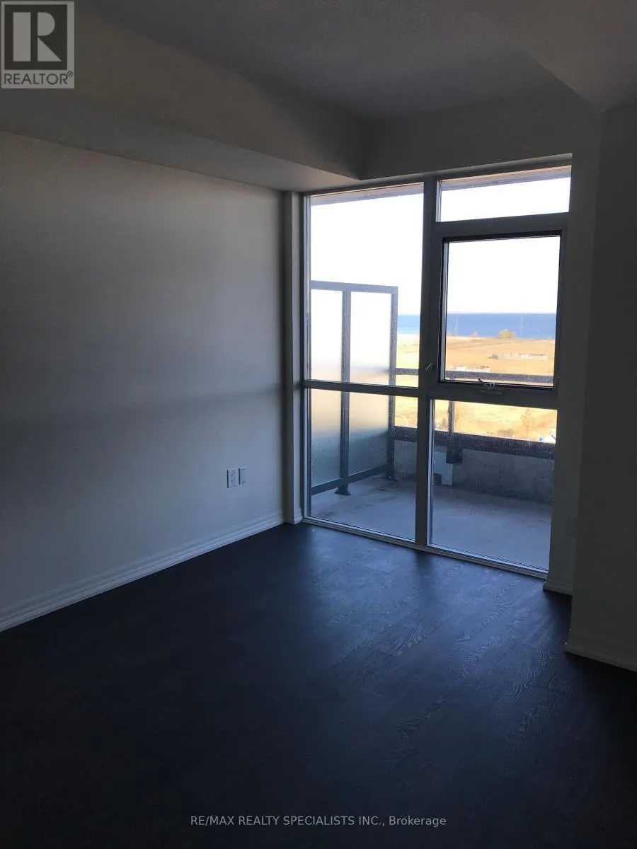 806 - 560 NORTH SERVICE ROAD
