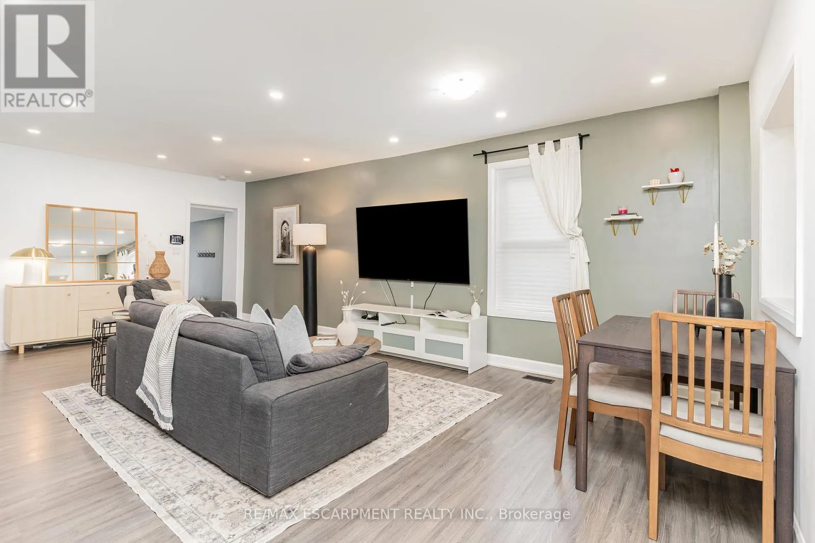 4 ROBINS AVENUE