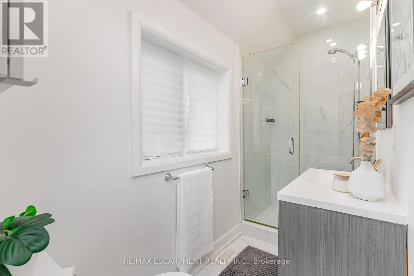 4 ROBINS AVENUE