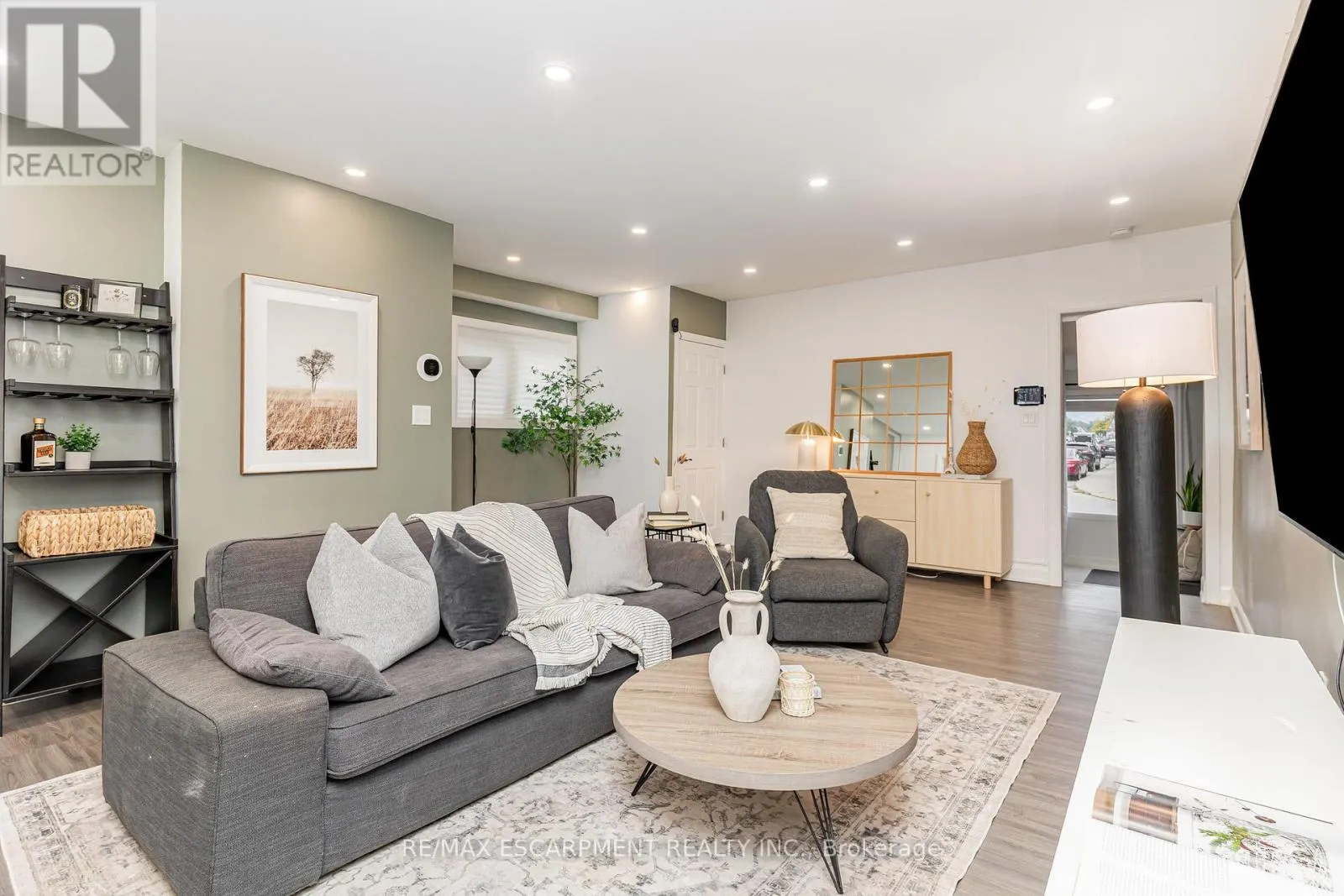 4 ROBINS AVENUE
