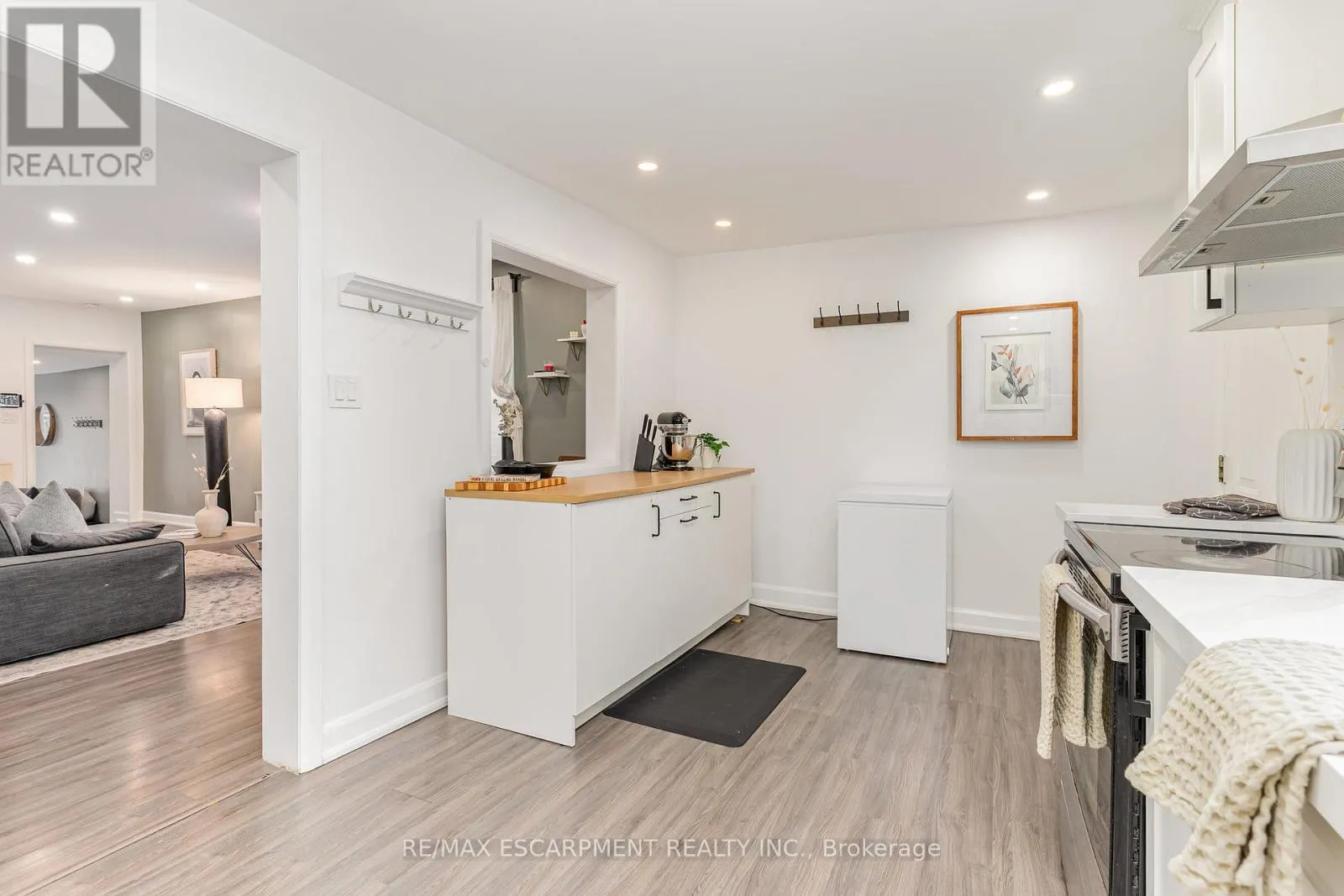 4 ROBINS AVENUE