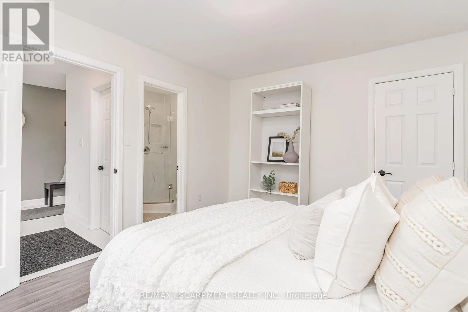 4 ROBINS AVENUE