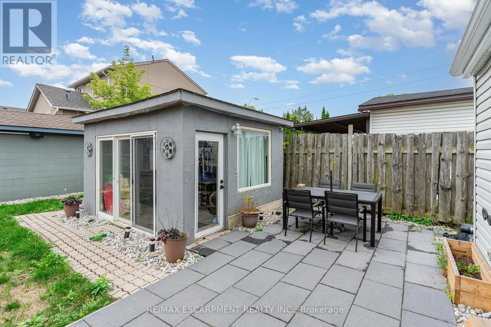 4 ROBINS AVENUE