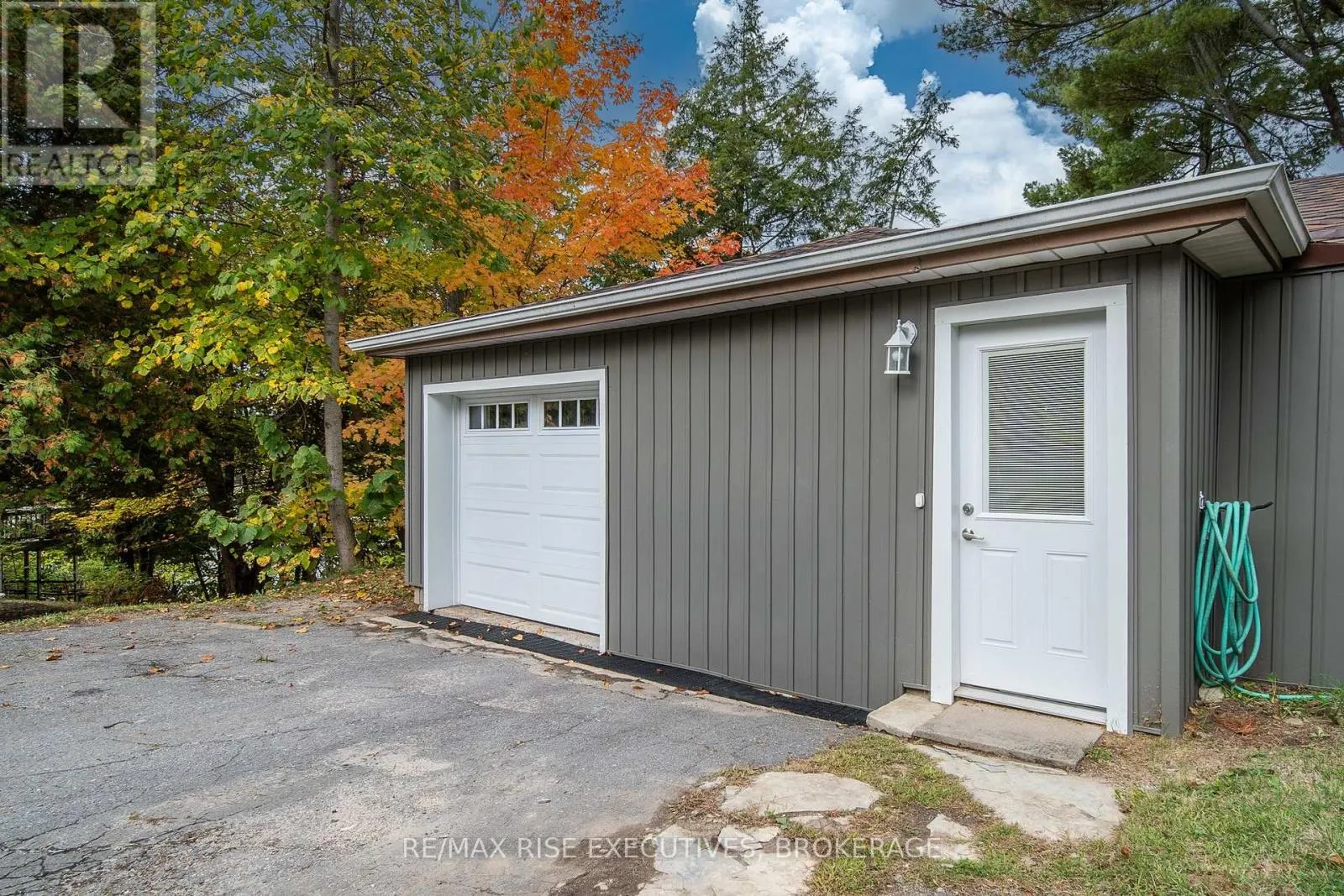 1017 WOODS LANE
