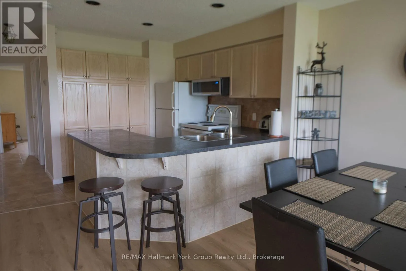 49 - 162 SETTLERS WAY, #49
