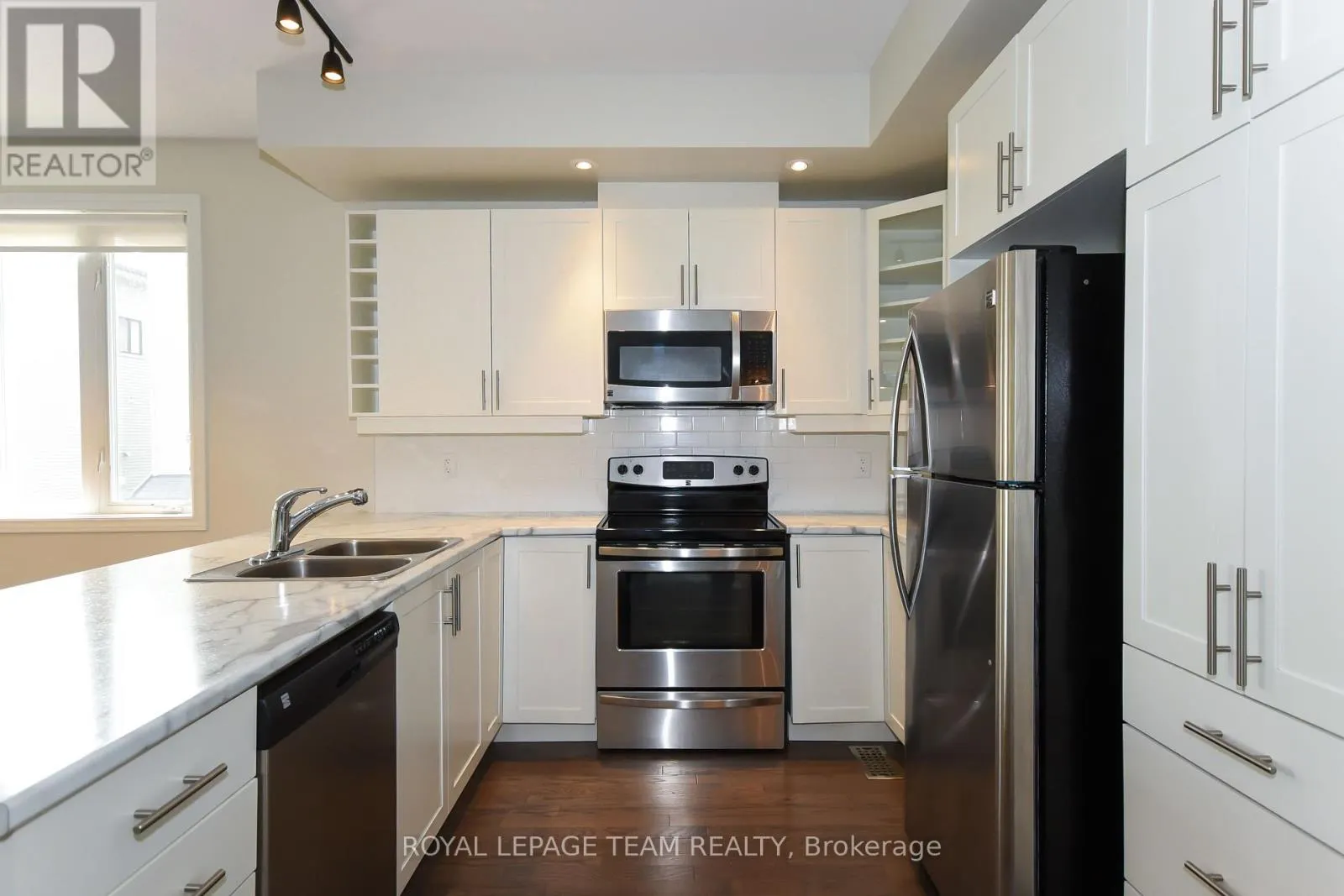 28 - 200 PEMBINA PRIVATE